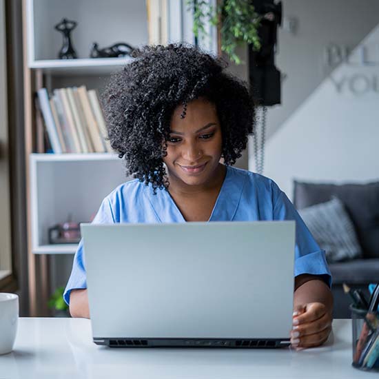 Woman_Reading_Laptop
